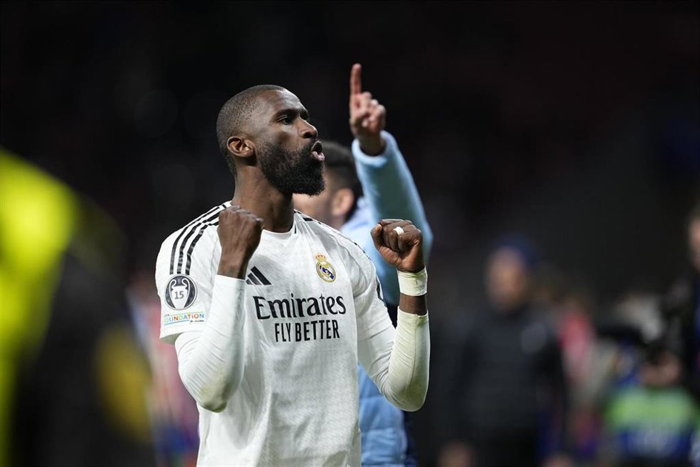 E defensa del Real Madrid Antonio Rüdiger celebra el pase a cuartos de final de la Champions en el Metropolitano. 