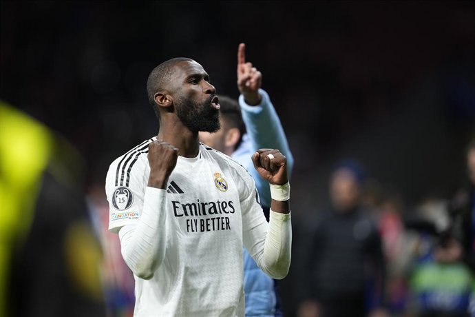 Antonio Rudiger, do Real Madrid, comemora a vitória na disputa de pênaltis durante a partida da segunda mão das oitavas de final da Liga dos Campeões da UEFA 2024/25 entre o Atlético de Madrid e o Real Madrid CF, no estádio Riyadh Air Metropolitano, em 12
