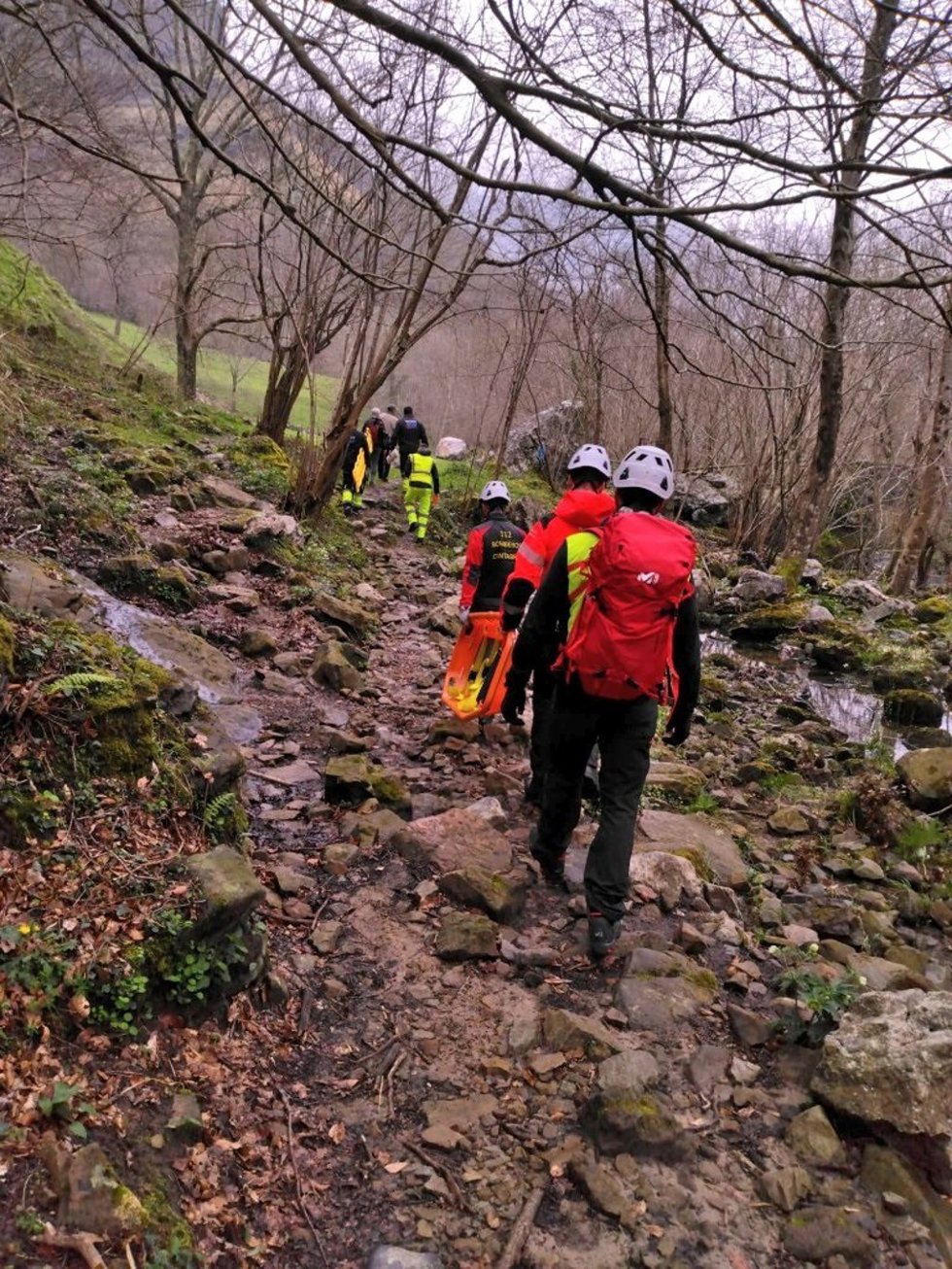 Rescatado en helicóptero un senderista con fractura de peroné en Las Cascadas del Asón