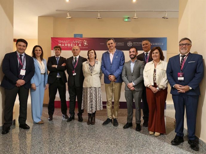 El teniente de alcalde, Félix Romero; el concejal Enrique Rodríguez; la secretaria general de Turismo de la Junta, Yolanda de Aguilar; y el decano del Coitta, Pedro Córdoba, entre otros, en la inauguración del congreso.
