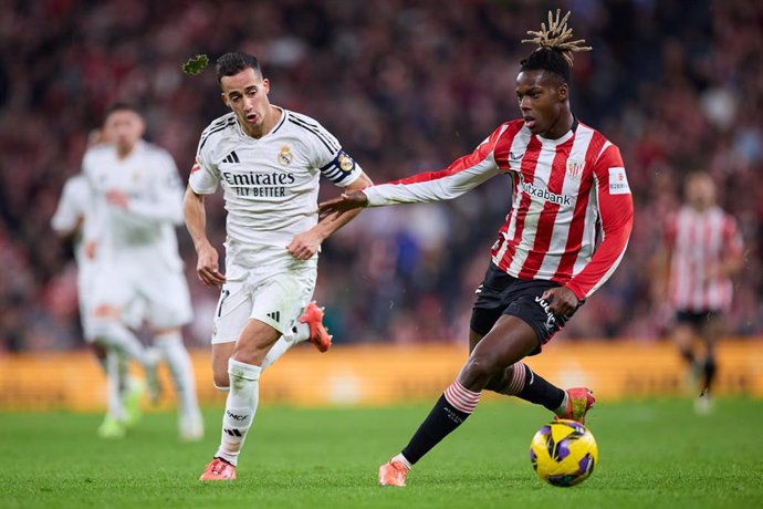 Archivo - Los jugadores Lucas Vázquez (Real Madrid) y Nico Williams (Athletic Club), en un partido de  LaLiga EA Sports 2024-2025. 