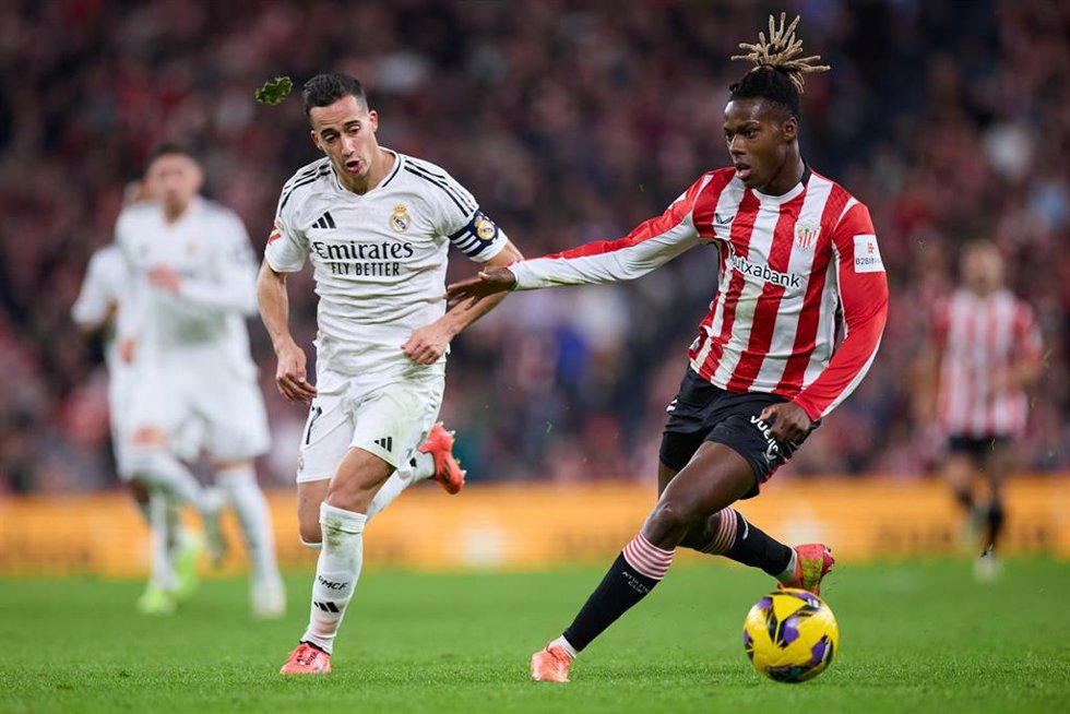 Archivo - Los jugadores Lucas Vázquez (Real Madrid) y Nico Williams (Athletic Club), en un partido de LaLiga EA Sports 2024-2025.