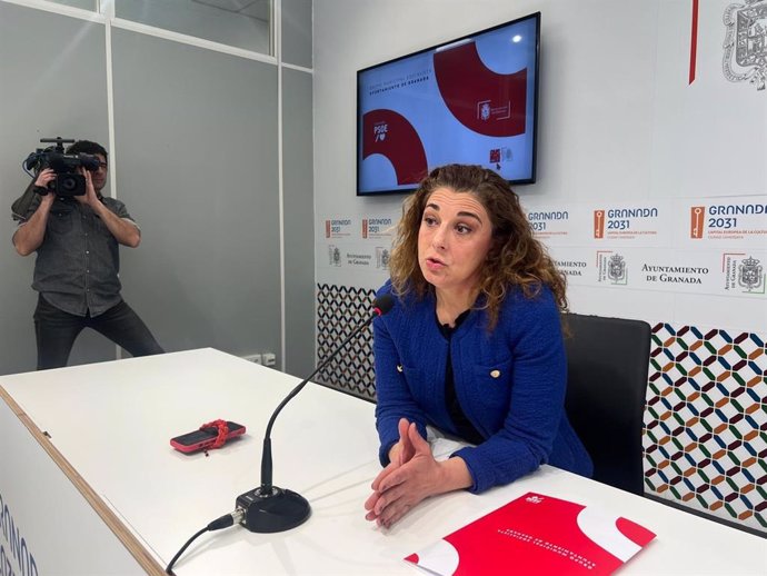 La edil del PSOE Raquel Ruz, en rueda de prensa en el Ayuntamiento de Granada