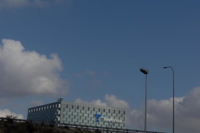 Archivo - Fachada de la sede de Telefónica, a 7 de noviembre de 2024, en Madrid (España).
