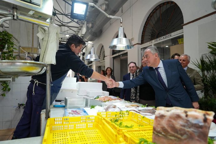 El alcalde saluda a uno de los placeros del mercado de la calle Feria.