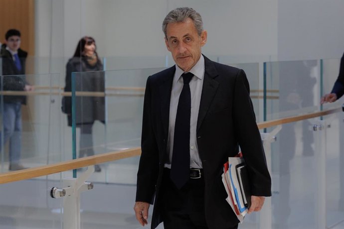 26 de março de 2025, França, Paris: O ex-presidente francês Nicolas Sarkozy chega para uma audiência em seu julgamento sob a acusação de financiamento ilegal de campanha da Líbia para sua candidatura presidencial bem-sucedida em 2007, no Tribunal de Paris