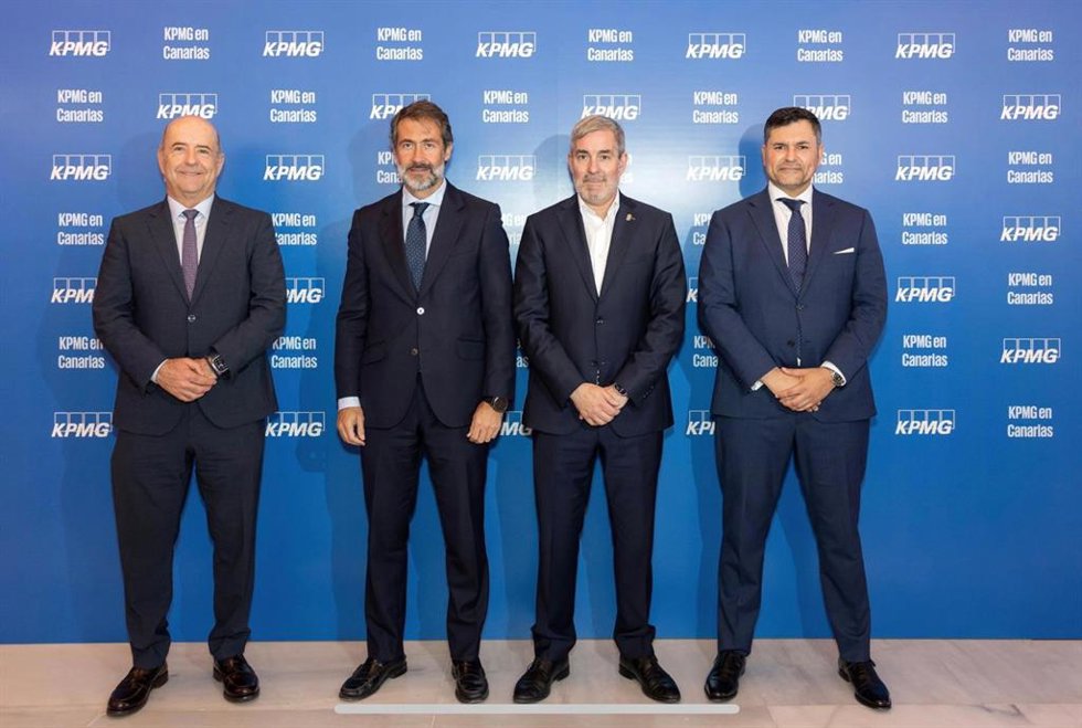 El presidente de la CCE, Pedro Ortega; el presidente de KPMG España, Juanjo Cano; el jefe del Ejecutivo canario, Fernando Clavijo, y el socio responsable de KPMG Canarias, Agustín Marrero, durante la presentación de su oficina en las islas.