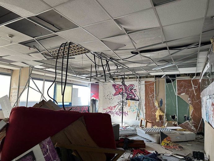 Interior de la nau desocupada al barri de Montigalà de Badalona