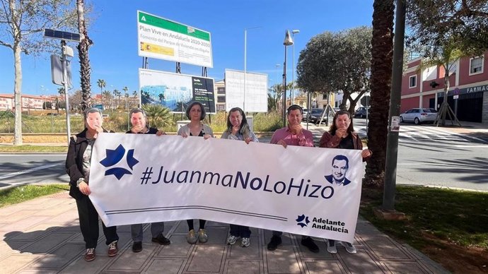 Begoña Iza en Alcalá de Guadaíra con la campaña "Juanma no lo hizo"