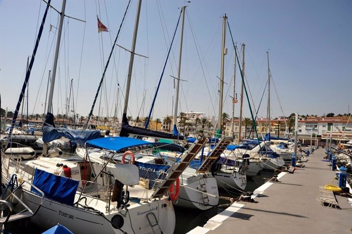 Archivo - Imagen de archivo de barcos atracados en un puerto.
