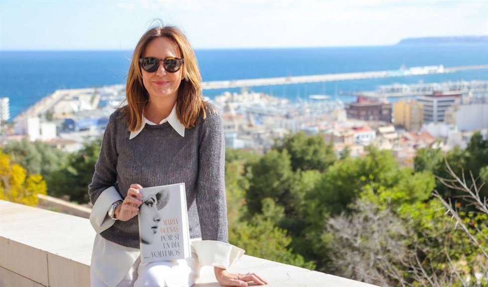 La escritora María Dueñas posa en Alicante con su nueva novela, 'Por si un día volvemos'
