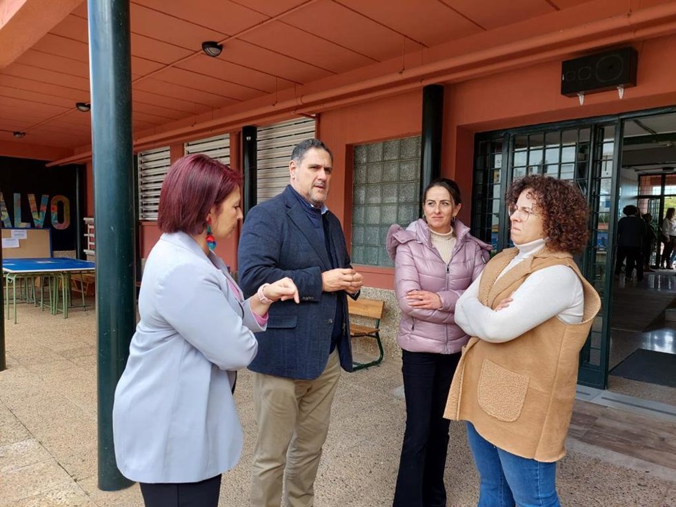 La delegada de la Junta en Almería, Aránzazu Martín, junto al delegado territorial de Desarrollo Educativo y FP, Francisco Alonso, la alcaldesa de Canjáyar, Toñi Urrutia, y personal del centro durante su visita al instituto.