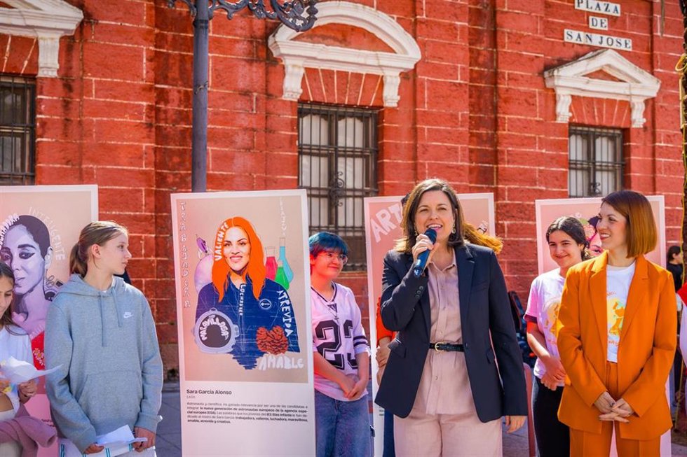 La alcaldesa de San Fernando, Patricia Cavada, en la inauguración de la exposición 'Palabras con rostro', elaborada por estudiantes de la ciudad.
