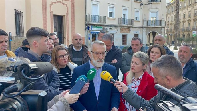 Archivo - El alcalde de Bonares y portavoz de los ayuntamientos socialistas en la MAS-Giahsa, Juan Antonio García,  junto a alcaldes socialistas en la provincia, en una imagen de archivo.