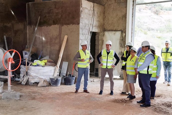 El presidente de la Diputación de Almería, Javier Aureliano García, durante su visita a los municipios almerienses de Beires y Padules.