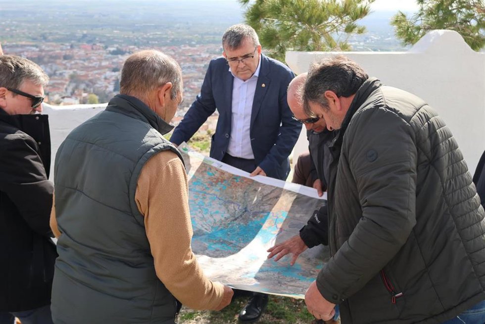 El subdelegado del Gobierno, José Antonio Montilla, en imagen de archivo en una reunión en Zújar con representantes de comunidades de regantes de la comarca de Baza