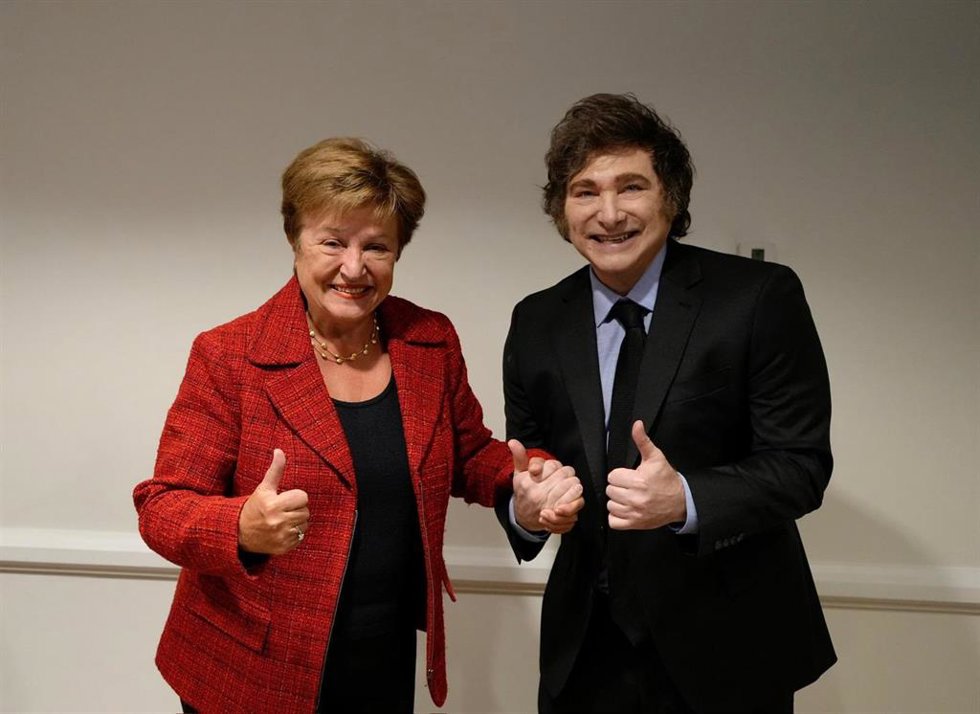 Archivo - La directora gerente del FMI, Kristalina Georgieva, y el presidente de Argentina, Javier Milei