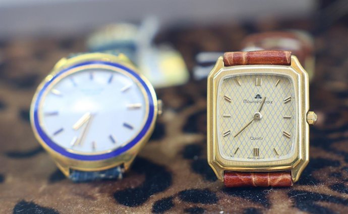 Relojes en un escaparate, a 27 de marzo de 2025, en Madrid (España). 