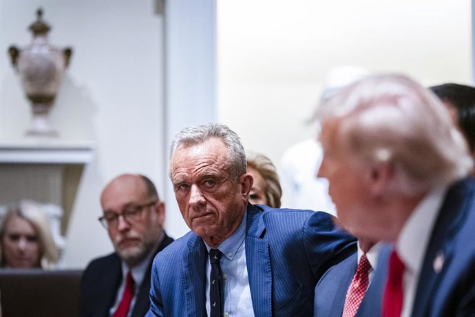 26 de fevereiro de 2025, Washington, Distrito de Columbia, EUA: ROBERT F. KENNEDY JR., secretário de Saúde e Serviços Humanos (HHS) dos EUA, e o presidente dos EUA, Donald Trump, durante uma reunião de gabinete na Casa Branca.