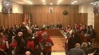 Expulsado un grupo de personas del pleno de Orihuela al protestar por "dudas" para reponer vinilos de Miguel Hernández