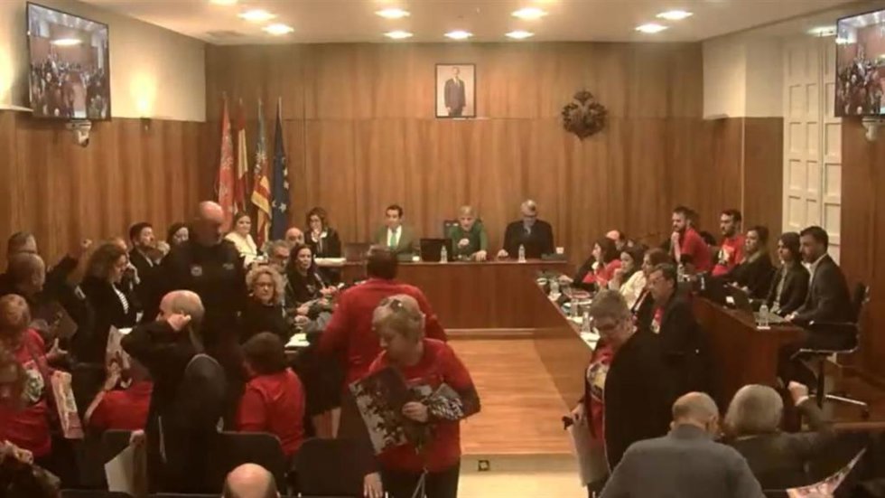 Instante del pleno del Ayuntamiento de Orihuela (Alicante), celebrado el jueves 27 de marzo de 2025.