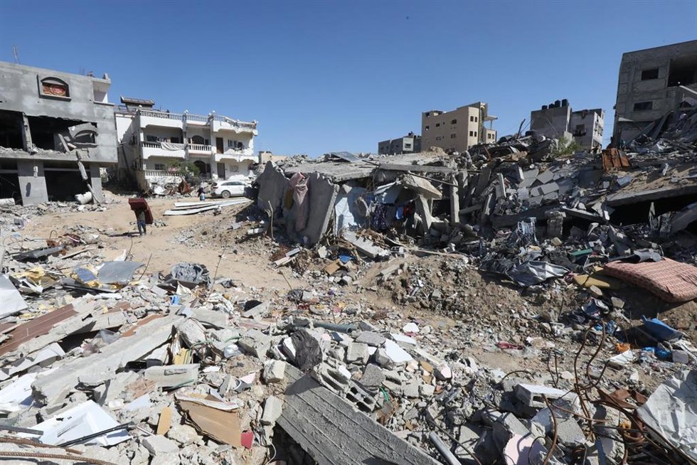Archivo - Imagen de archivo de edificios destruidos en la Franja de Gaza tras un ataque del Ejército de Israel