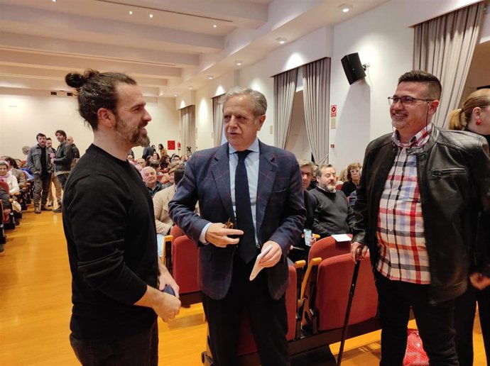 El presidente de la Diputación, Salvador Fuentes (centro), con el director del documental, Fran Moreno (izda.).