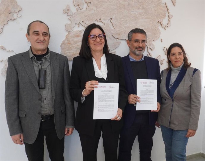 Firma del convenio de colaboración entre la UHU y Ánfora Arqueología.