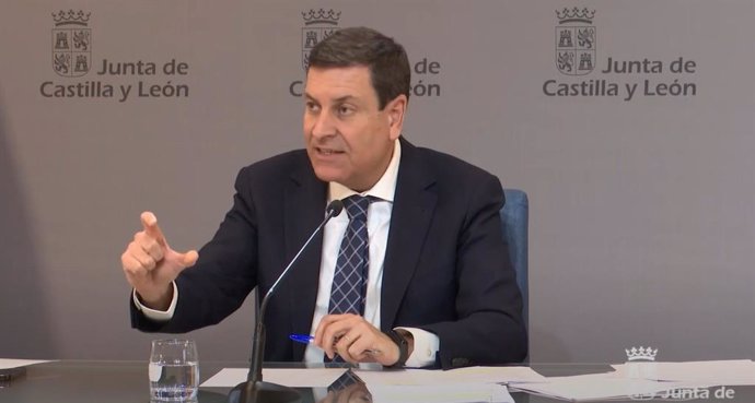 El consejero de Economía y Hacienda y portavoz, Carlos Fernández Carriedo, durante la rueda de prensa posterior a la celebración del Consejo de Gobierno