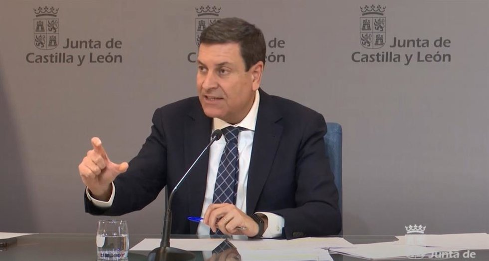 El consejero de Economía y Hacienda y portavoz, Carlos Fernández Carriedo, durante la rueda de prensa posterior a la celebración del Consejo de Gobierno