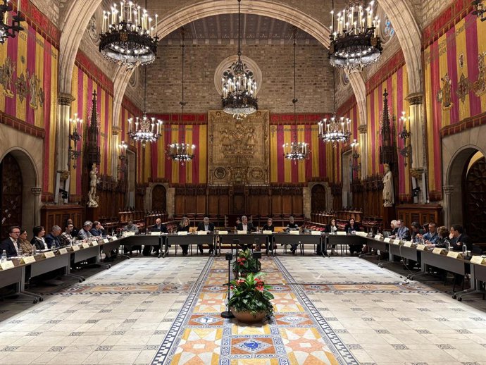 Sesión extraordinaria del Consell de l'Habitatge Social de Barcelona en el Saló de Cent del Ayuntamiento este jueves