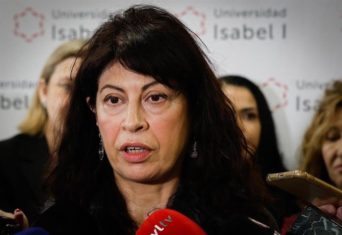 La ministra de Igualdad, Ana Redondo, atiende a varios medios de comunicación.