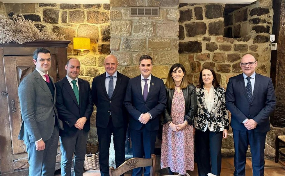 Representantes de Faconauto con el consejero de Industria, Mikel Jauregi