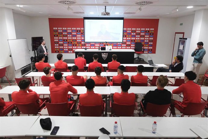 Jornada informativa con jóvenes promesas de las plantillas del Sevilla Atlético, Sevilla FC C y División de Honor Juvenil