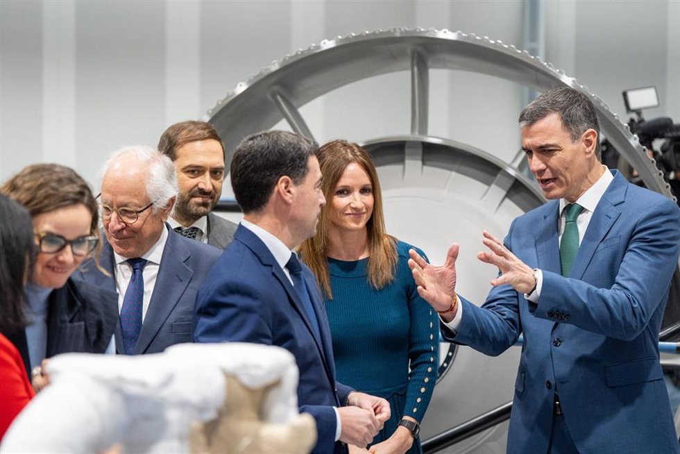 El presidente de ITP Aero, Juan María Nin (i), el lehendakari, Imanol Pradales (c), y el presidente del Gobierno, Pedro Sánchez (d), durante la inauguración del centro de fabricación aeroespacial avanzada (ADMIRE) de ITP Aero, en Zamudio (Bizkaia)