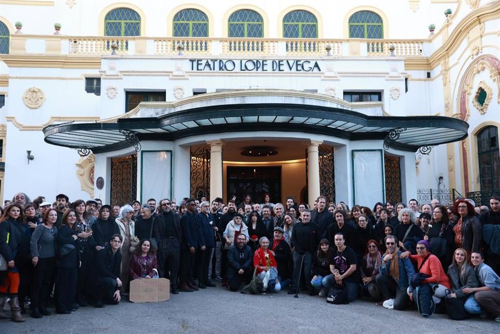Concentración ciudadana ante el Lope de Vega para reivindicar su reapertura