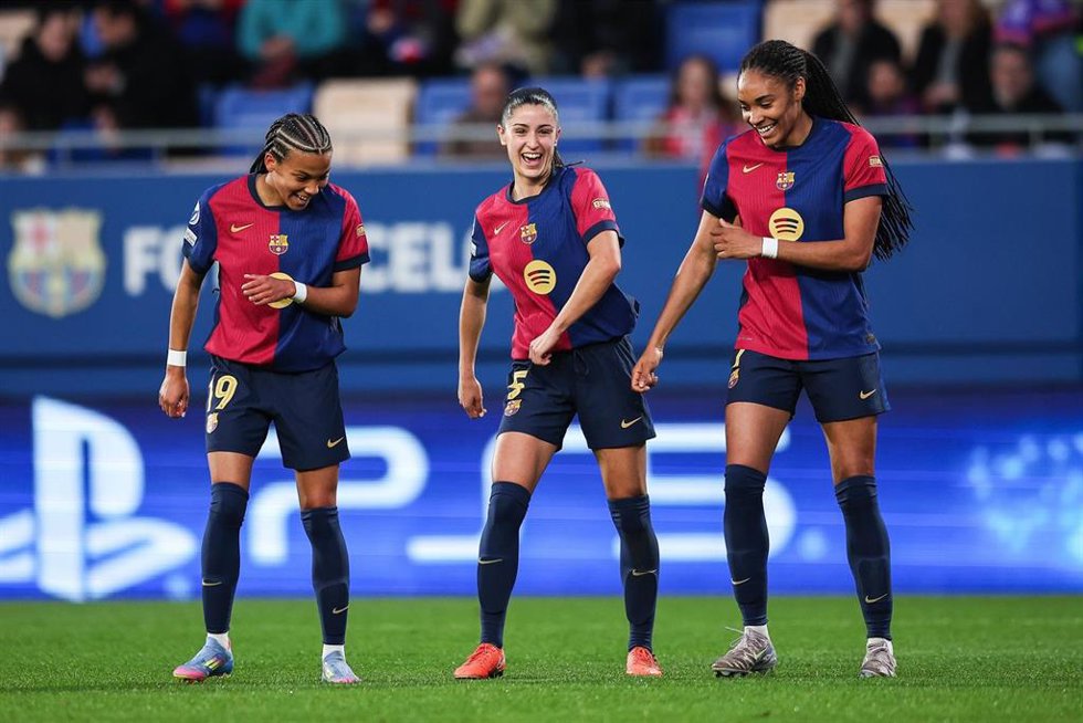 Vicky López, Jana Fernández y Salma Paralluelo celebran un gol del Bara Femení en el partido contra el Wolfsburgo en la Liga de Campeones Femenina, en el Estadi Johan Cruyff