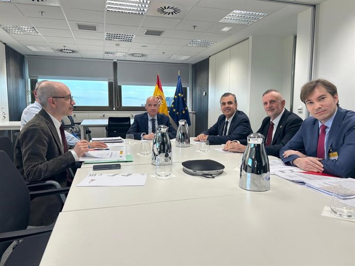 El conseller de Educación y Universidades, Antoni Vera, durante la reunión con el secretario general de Universidades del Ministerio de Ciencia, Innovación y Universidades, Francisco García y el el rector de la UIB, Jaume Carot.