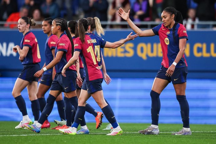 Salma Paralluela celebra con sus compañeros un gol en el triunfo sobre el Wolfsburgo (6-1) en el Estadio Johan Cruyff, en la Liga de Campeones Femenina