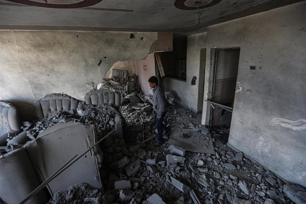 Vista de una vivienda en ciudad de Gaza, norte de la Franja, destruida por ataques de Israel