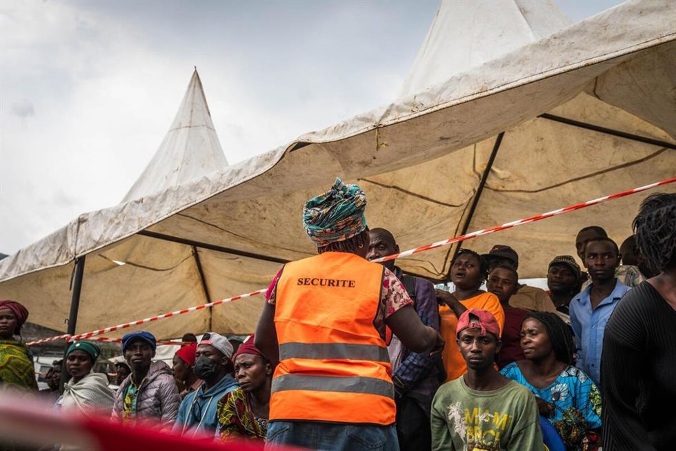 Grupo de congoleños hacen cola para recibir alimentos en Goma, capital de Kivu Norte, en el este de República Democrática del Congo