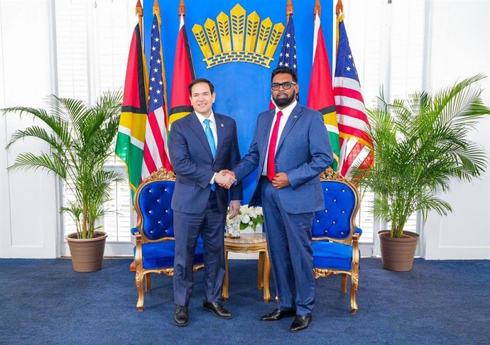 El secretario de Estado estadounidense, Marco Rubio, junto al presidente de Guyana, Irfaan Ali