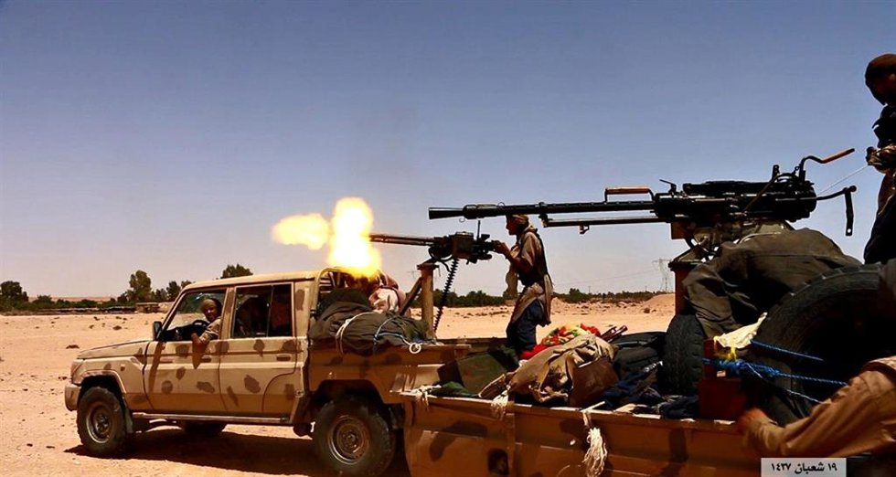 Archivo - Combatientes de Estado Islámico cerca de Jufra, Libia (archivo)
