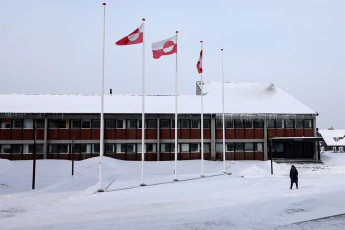 NUUK, 24 de março de 2025 -- Um homem passa pelo prédio do parlamento da Groenlândia em Nuuk, capital da Groenlândia, um território autônomo da Dinamarca, em 19 de março de 2025. PARA IR COM "Reportagem: "Não queremos ser americanos" - Groenlandeses"