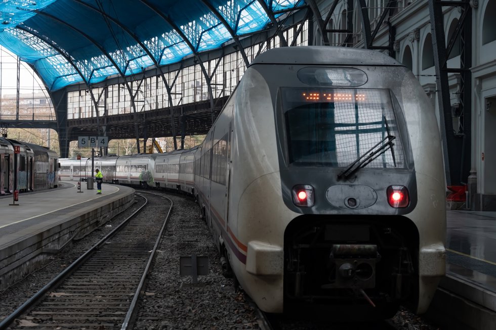 Un tren en la estación de Francia, donde opera Rodalies, a 21 de febrero de 2025, en Barcelona, Catalunya (España).