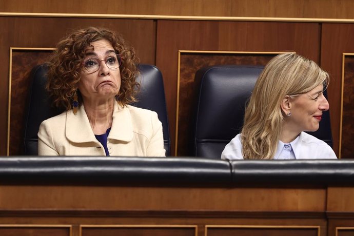 Archivo - Arxiu - (I-D) La vicepresidenta primera i ministra d'Hisenda, María Jesús Montero, i la vicepresidenta segona i ministra de Treball i Economia Social, Yolanda Díaz