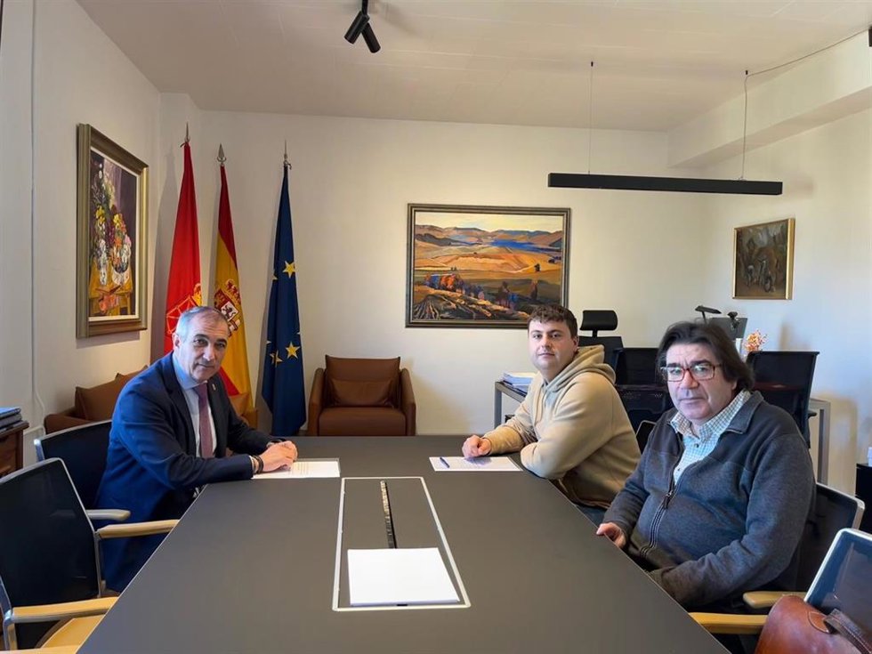 El consejero Chivite y el alcalde de Olejua (enfrente) suscriben el convenio.
