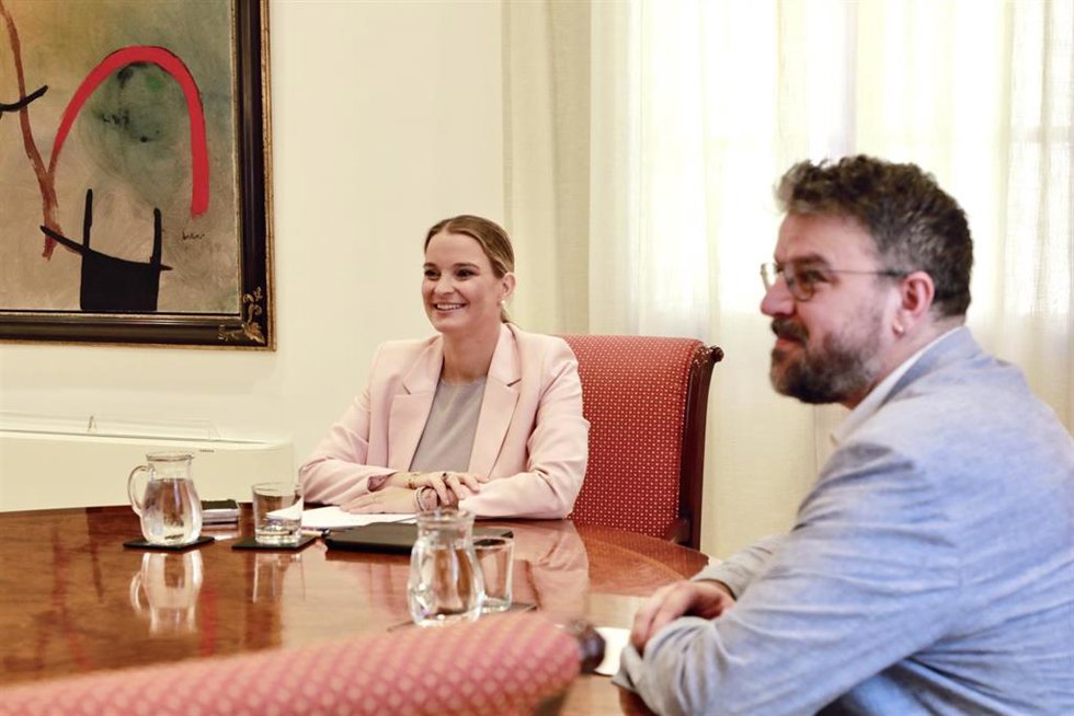 Archivo - La presidenta del Govern, Marga Prohens, y el portavoz parlamentario de MÉS per Mallorca, Lluís Apesteguia, durante un encuentro en el Consolat
