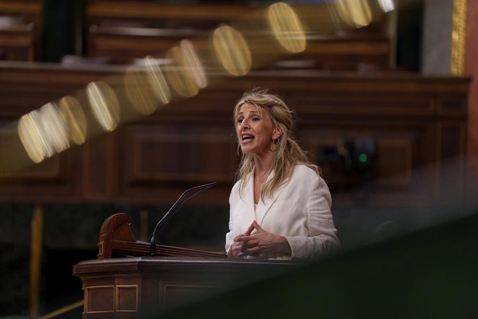 A segunda vice-presidente e ministra do Trabalho e Economia Social, Yolanda Díaz, fala durante uma sessão de controle do governo, em 26 de março de 2025, em Madri (Espanha). O Presidente do Governo, Pedro Sánchez, comparece ao Congresso dos Deputados da E