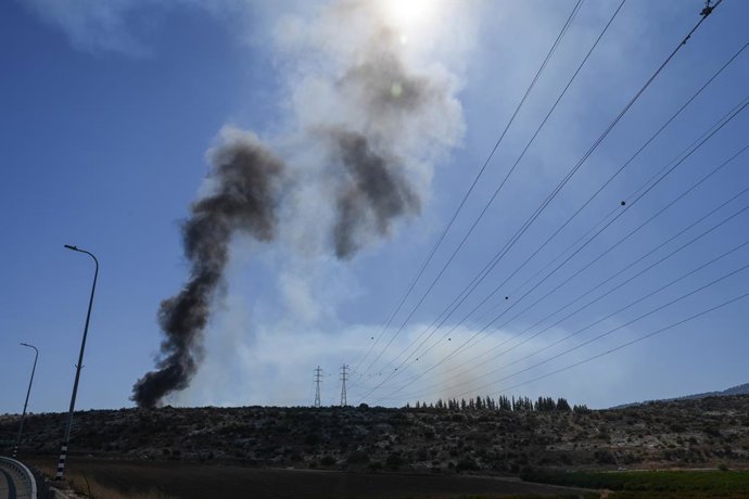 Archivo - ROSH PINA, Oct. 21, 2024 -- A fumaça se espalha após ataques com foguetes do Líbano, em Rosh Pina, norte de Israel, em 20 de outubro de 2024. O Hezbollah disse em declarações separadas que seus combatentes atacaram vários locais israelenses com 